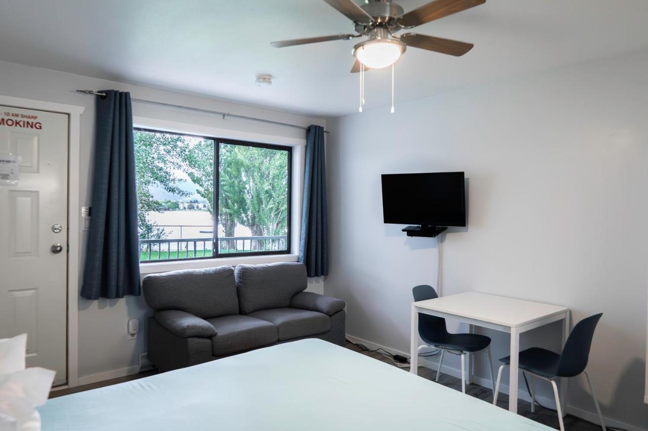 Poplars Motel On The Lake Osoyoos Ngoại thất bức ảnh