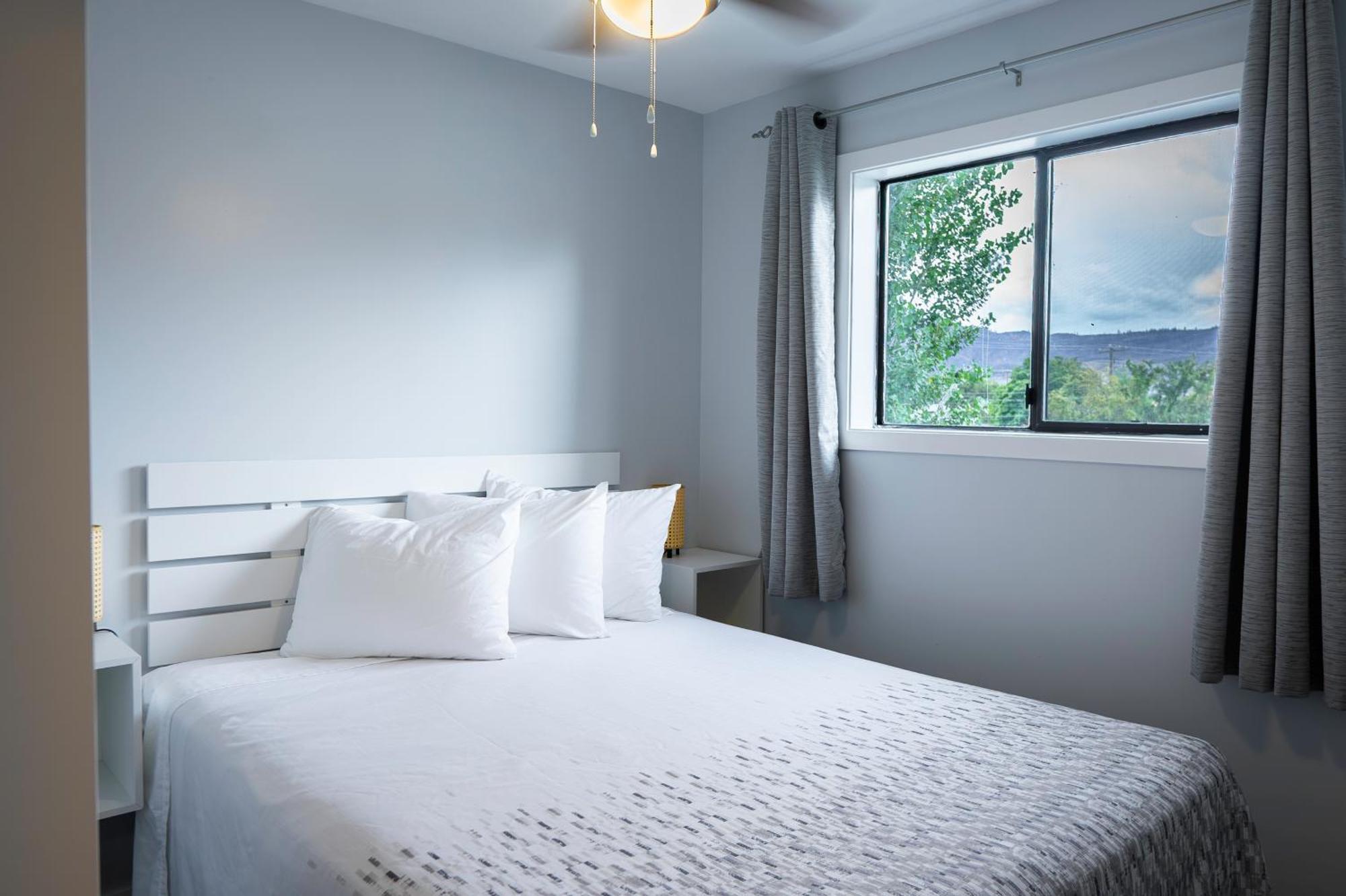 Poplars Motel On The Lake Osoyoos Ngoại thất bức ảnh