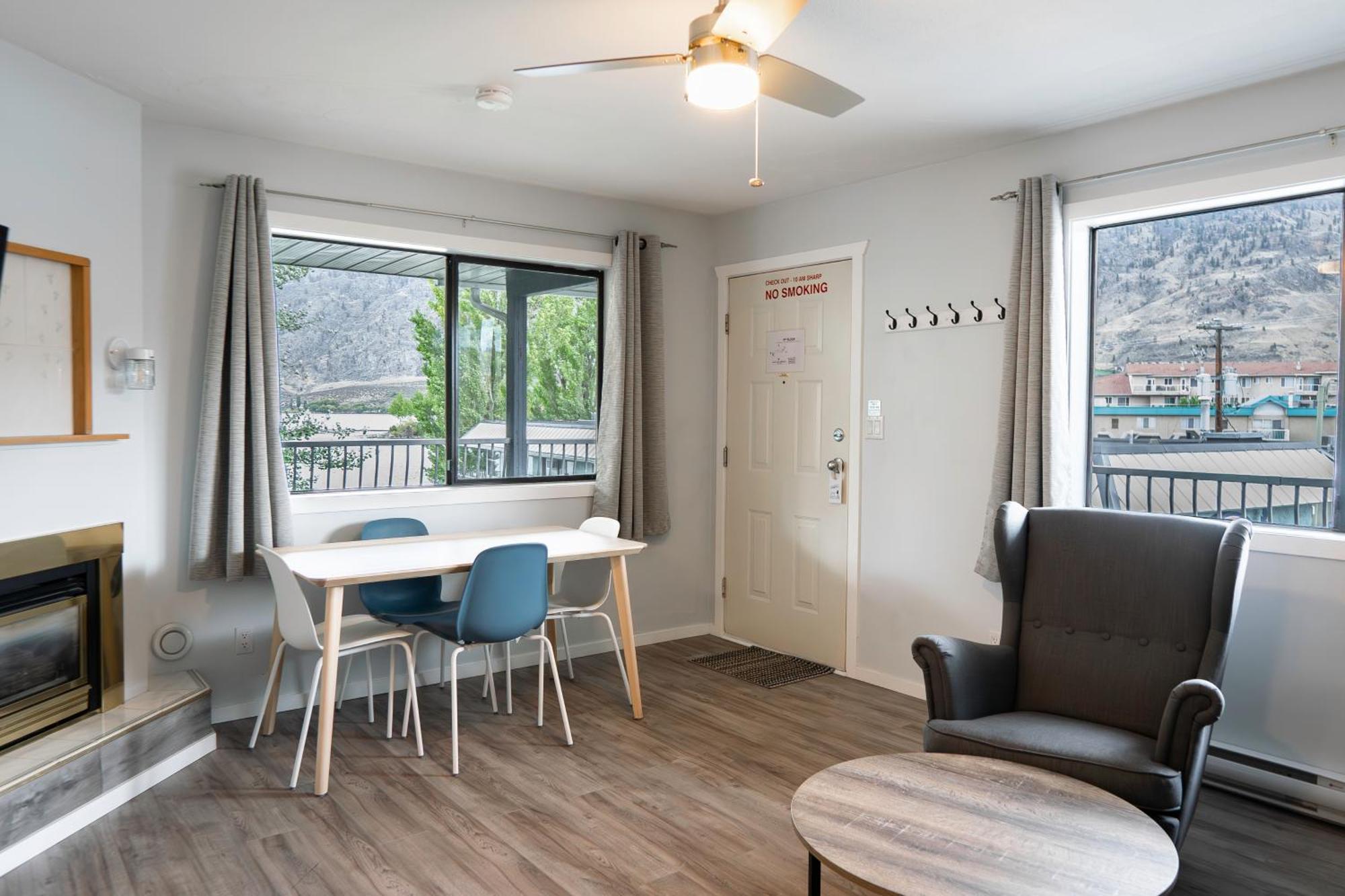 Poplars Motel On The Lake Osoyoos Ngoại thất bức ảnh